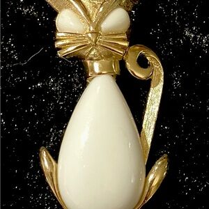 Vintage White Enamel Gold-Tone Crown Trifari Jelly Belly Cat Brooch